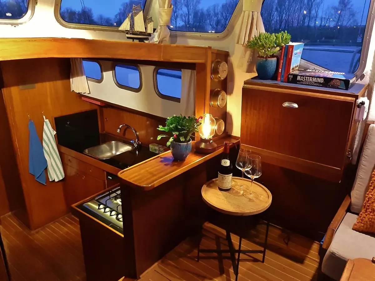 Hotel Motor Yacht Almaz Amsterdam